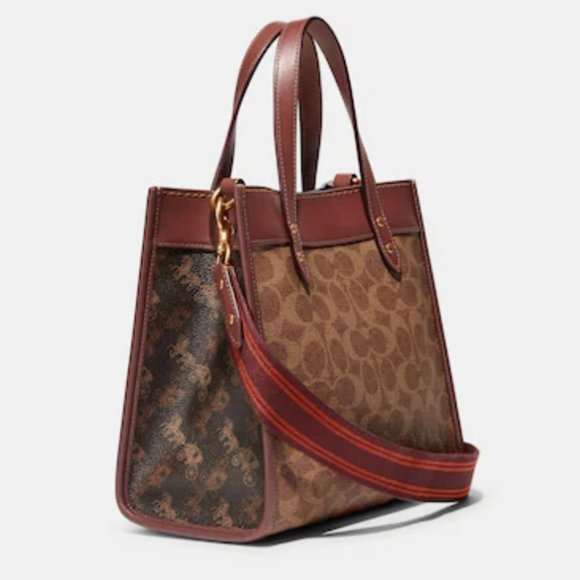 Field Tote 22 In Signaturecanvas With Horse and Carriage Print